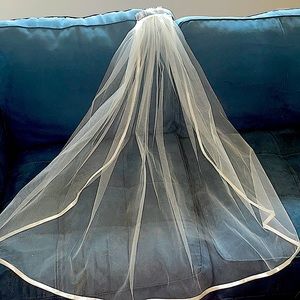 NWOT White Wedding Veil Trimmed in WhiteSatin 2’9”